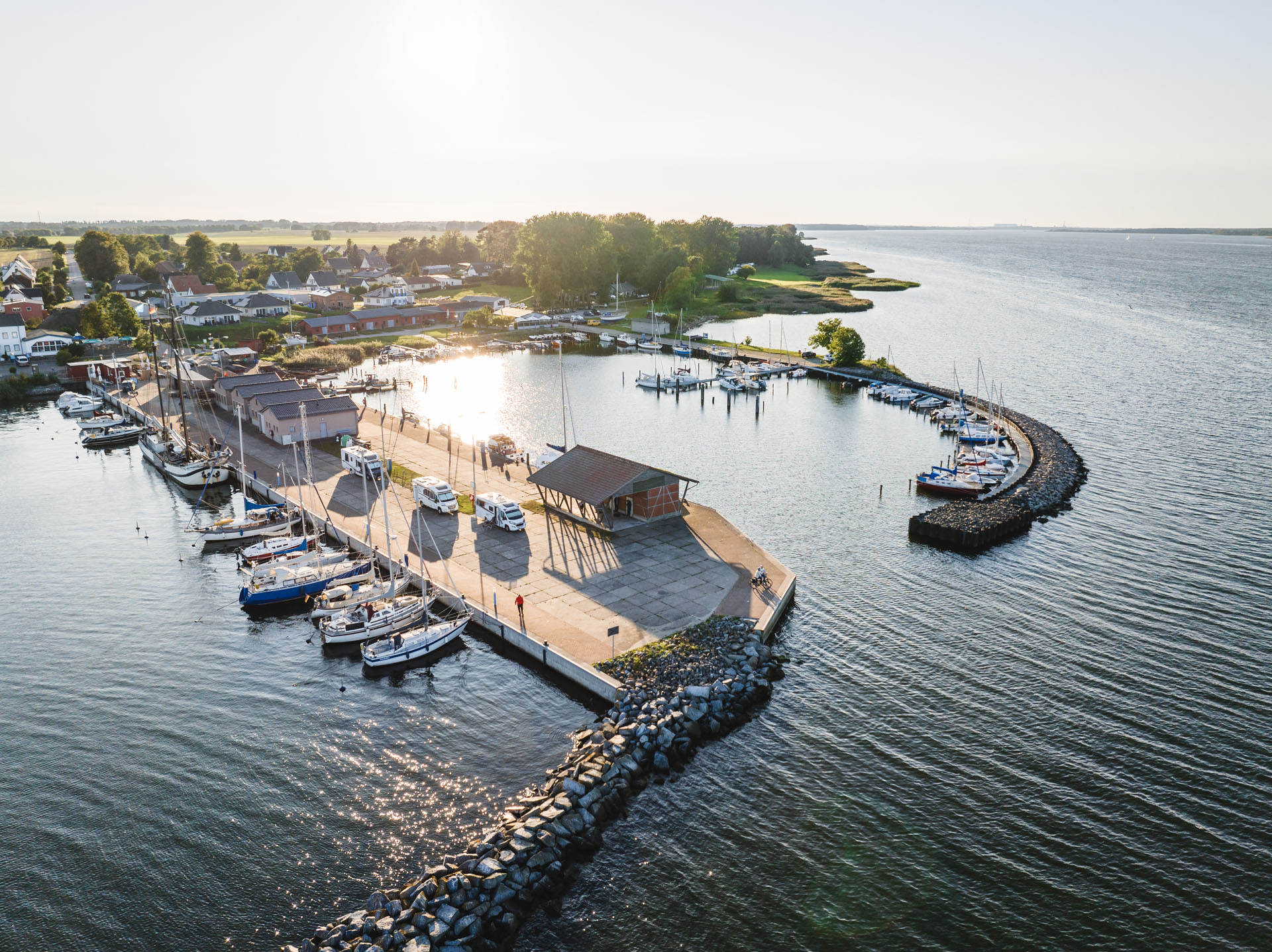 Luftaufnahme über den Hafen Stahlbrode, in dem einige Segelboote liegen.